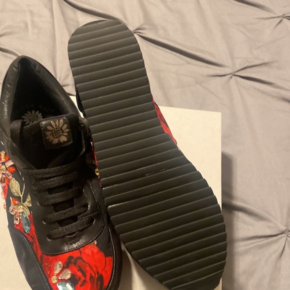 Like new Yellow Box shoes - Picture 3 of 7